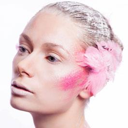 Un velo di blush sulle guance per donare colore e luminosità